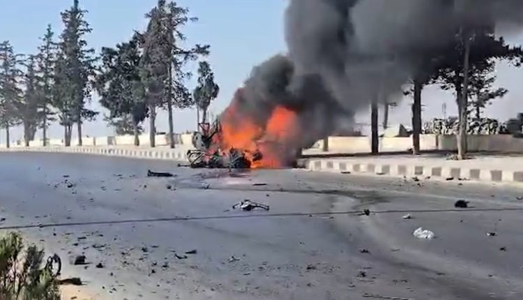 السيارة التي تم استهدافها على طريق حلب الدولي