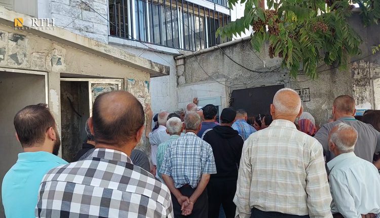 تجمع أمام أحد الصرافات في جبلة باللاذقية - نورث برس