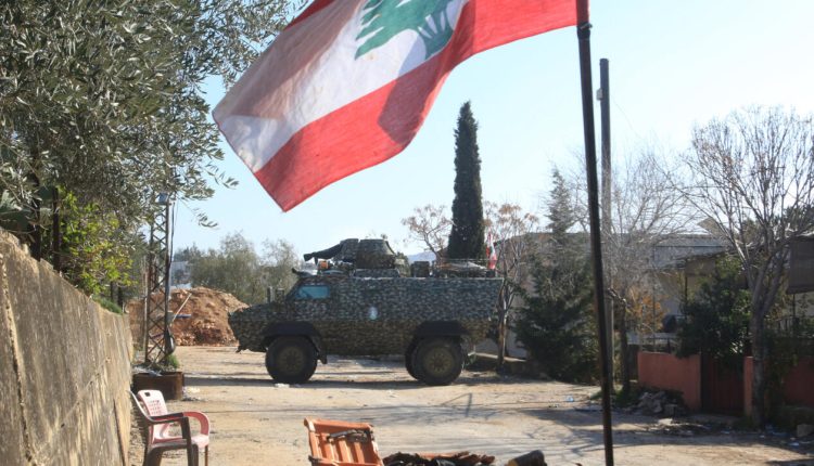 مدرعة للجيش اللبناني تحرس مدخل قرية حولا بجنوب لبنان بعد إطلاق صواريخ باتجاه إسرائيل - أ ف ب