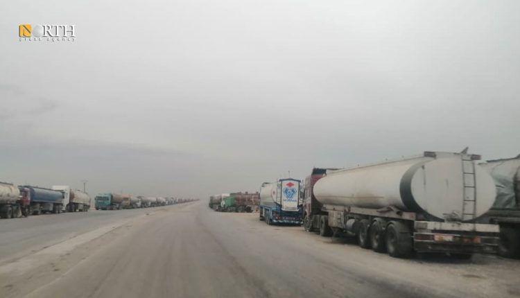 صهاريج نفطية على الطريق العام بدير الزور - نورث برس