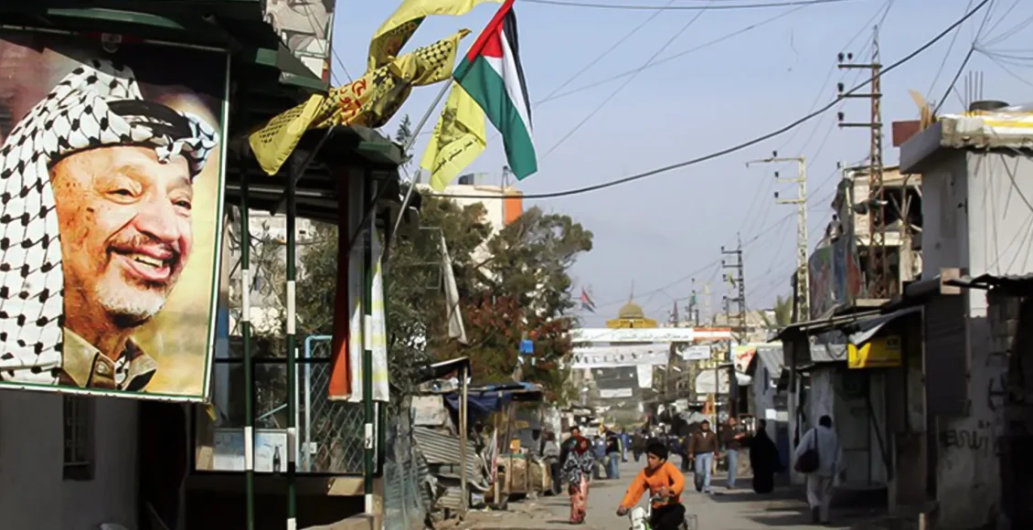 رموز وأعلام فلسطينية في أحد مخيمات اللاجئين الفلسطينيين في لبنان - وسائل إعلام لبنانية