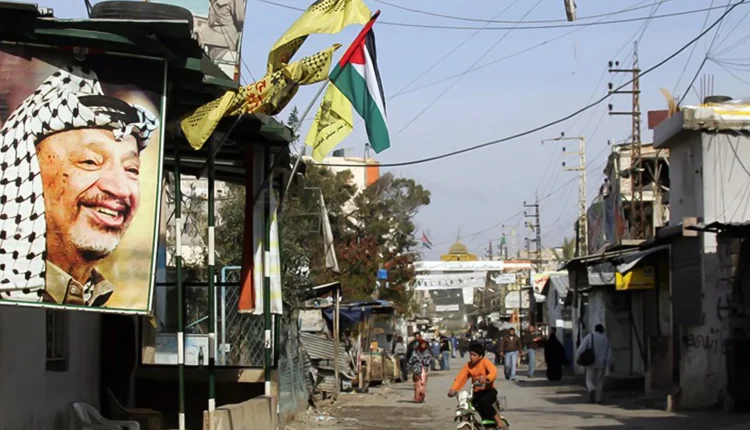 رموز وأعلام فلسطينية في أحد مخيمات اللاجئين الفلسطينيين في لبنان - وسائل إعلام لبنانية