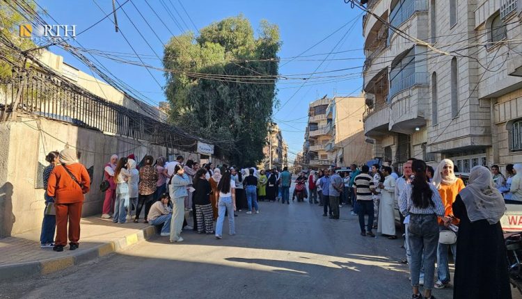 القامشلي - طلاب أمام مدرسة بعد تقديم امتحانات الشهادة الإعدادية وفق المناهج الحكومية - نورث برس/ أرشيفية