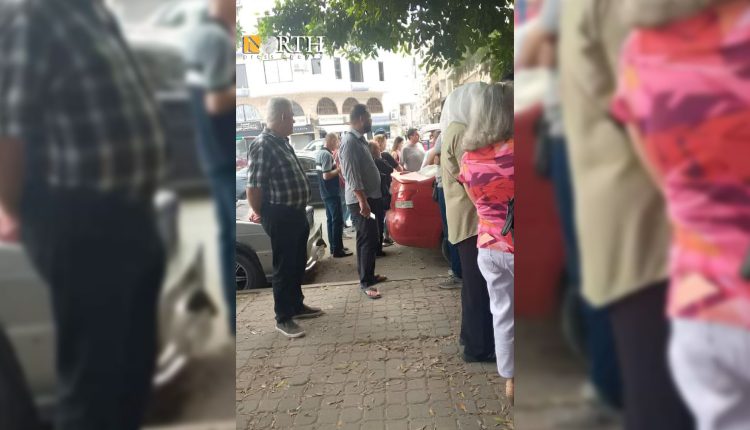 موظفون من أمام مرفأ اللاذقية بعد منعهم من استئناف الدوام بعد انتهاء مدة الإجازة الممنوحة - نورث برس