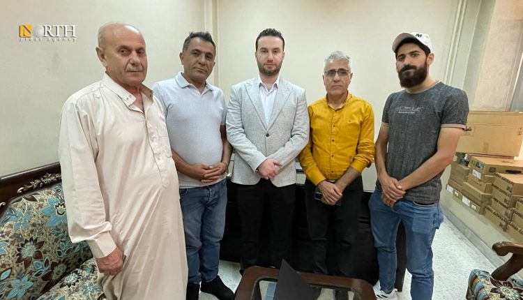 لقاء المتحدث باسم الداخلية السورية نورالدين البابا، بإدارة نادي الجهاد لمعرفة تفاصيل حادثة السطو التي تعرضوا لها مؤخراً - نورث برس