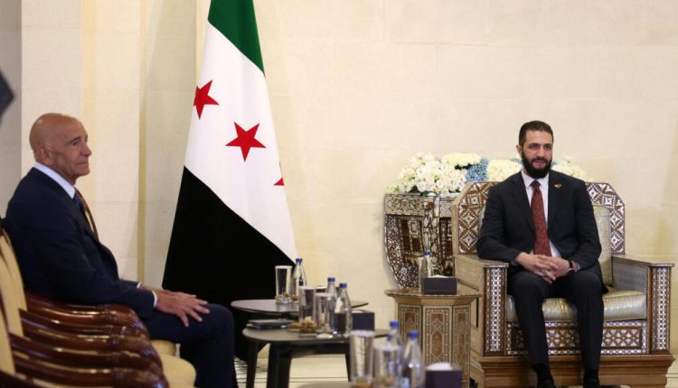 توم باراك في لقاء مع الشرع بدمشق - أ ف ب