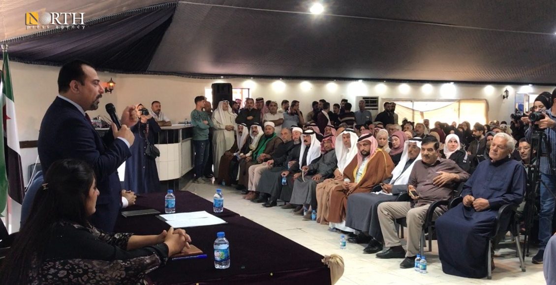 الرئيس المشارك للجنة تفاوض الإدارة الذاتية مع دمشق، عبد حامد المهباش خلال اجتماع جماهيري بالرقة - نورث برس