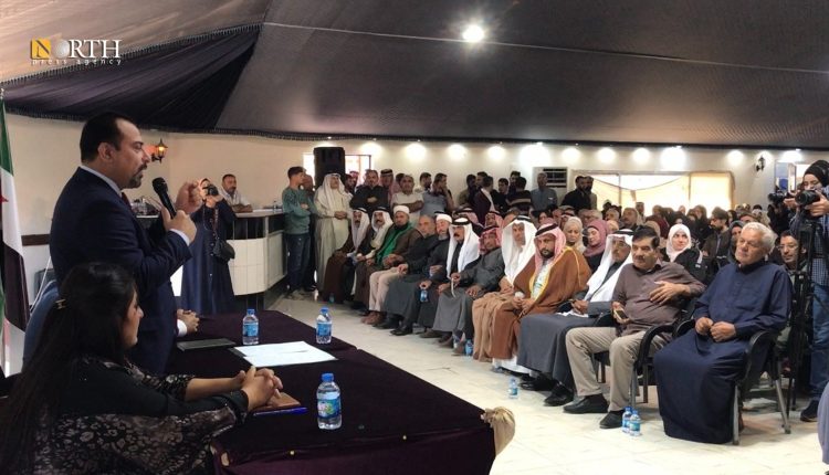 الرئيس المشارك للجنة تفاوض الإدارة الذاتية مع دمشق، عبد حامد المهباش خلال اجتماع جماهيري بالرقة - نورث برس