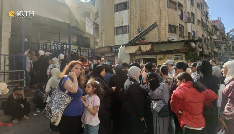 ازدحام أمام فرن المزة بمدينة دمشق - نورث برس