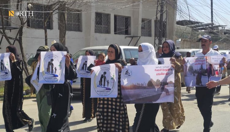 وقفة احتجاجية لنازحين من سري كانيه في القامشلي للمطالبة بعودة آمنة إلى مدينتهم – نورث برس