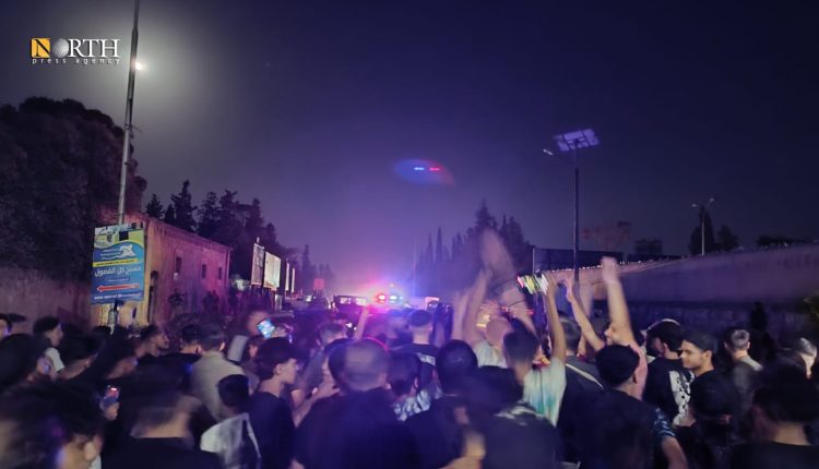 عشرات السكان يتجمعون أمام أحد مداخل حيي الأشرفية والشيخ مقصود للاحتجاج على إغلاقها - نورث برس