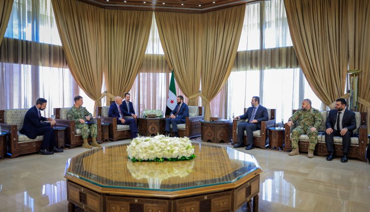 الرئيس الشرع بلقاء مع المبعوث الأميركي إلى سوريا توماس باراك وقائد القيادة المركزية الأمريكية الأدميرال براد كوبر