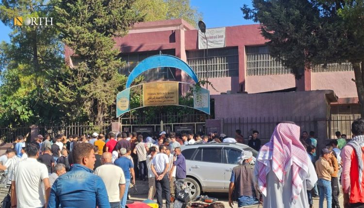طلاب أمام مركز امتحاني في القامشلي – نورث برس / أرشيفية