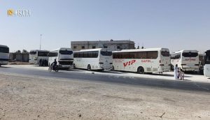 حافلات نقل متوقفة في استراحة على طريق الطبقة حمص - نورث برس/أرشيفية