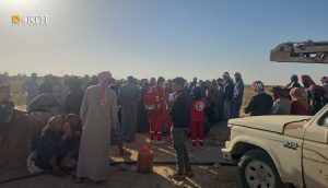 أهالي وفرق الدفاع المدني اثناء محاولتهم إخراج الفتى العالق بريف الحسكة – نورث برس