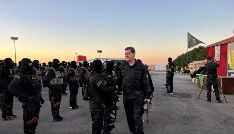 الجنرال مظلوم عبدي في زيارة فرقة مقاتلة من وحدات مكافحة الإرهاب بالذكرى السنوية العاشرة لتأسيس قسد