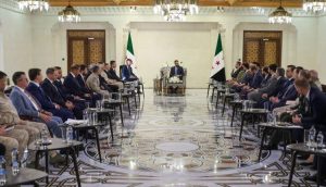 الرئيس السوري أحمد الشرع مع وفد روسي رفيع المستوى في دمشق