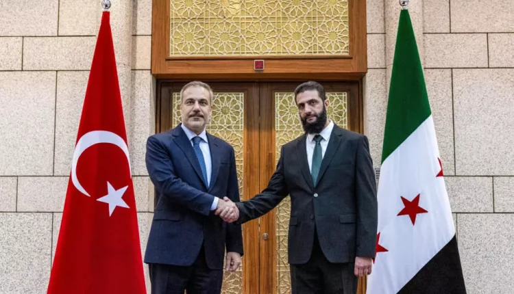 الرئيس السوري أحمد الشرع ووزير الخارجية التركي هاكان فيدان - أ ف ب