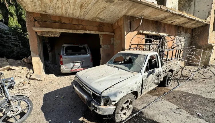 مركبة متضررة بالقرب من موقع غارة إسرائيلية على بيت جن جنوبي سوريا - رويترز