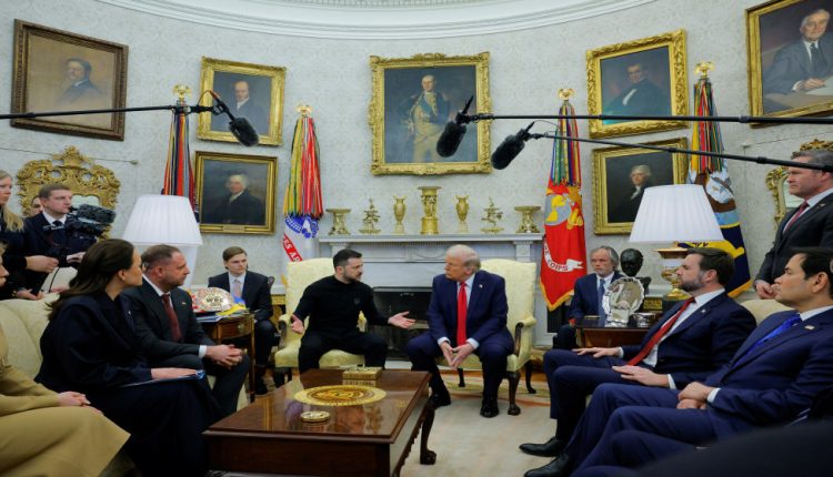 الرئيس الأميركي دونالد ترامب يلتقي الرئيس الأوكراني فولوديمير زيلنسكي في البيت الأبيض - رويترز