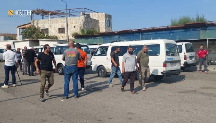 إضراب سائقي سرافيس في مدينة جبلة اعتراضاً على خفض أجور الركاب- نورث برس