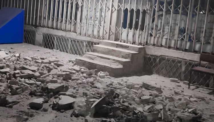 جانب من الدمار الذي نجم عن الزلزال في مدينة مزار شريف شمال أفغانستان