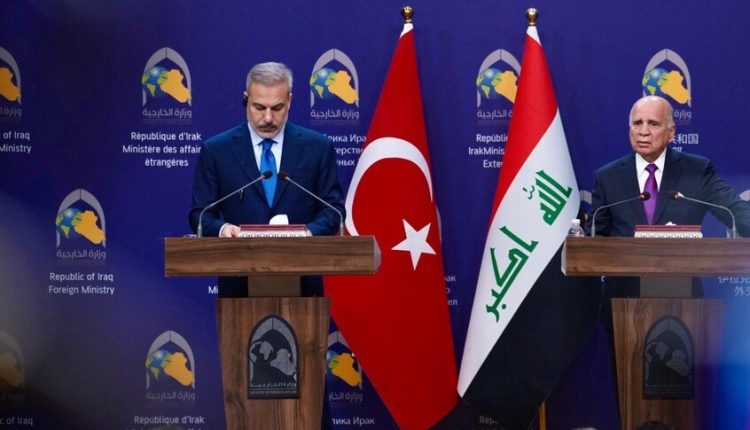 وزير الخارجية العراقي فؤاد حسين ونظيره التركي هاكان فيدان
