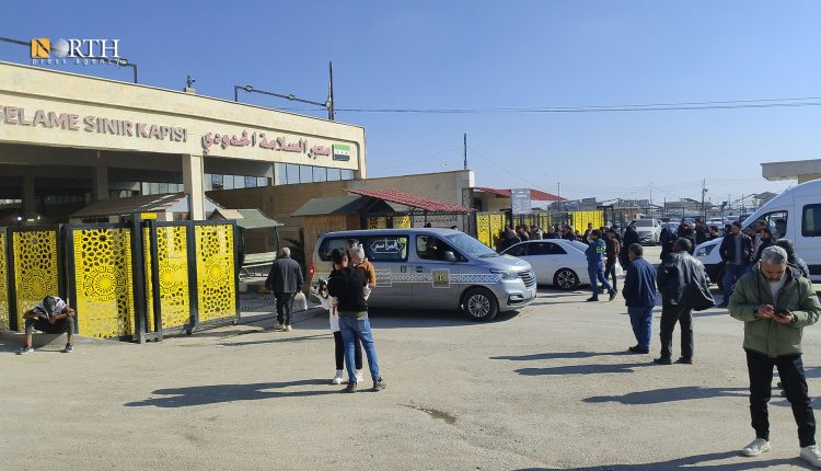 حركة العبور في الحدود السورية التركية بمعبر السلامة الحدودي الاثنين الماضي – نورث برس