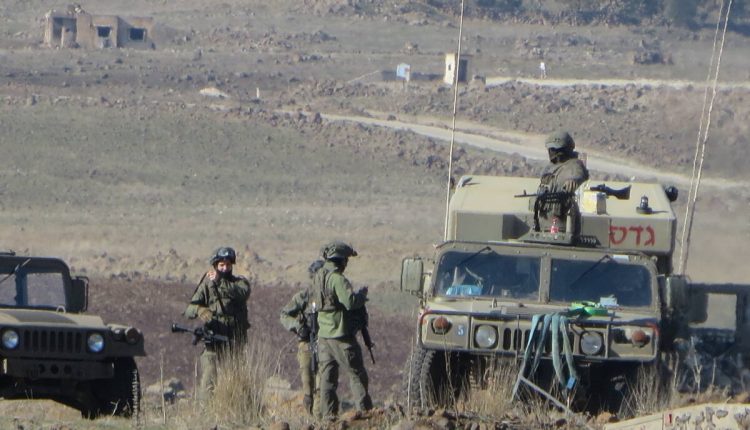 جنود من الجيش الإسرائيلي في قرية دواية الصغيرة بريف القنيطرة نهاية العام الفائت - موقع سوريا على طول