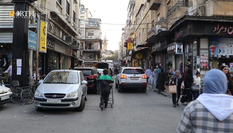 حركة سكان في سوق الحريقة وسط دمشق - نورث برس
