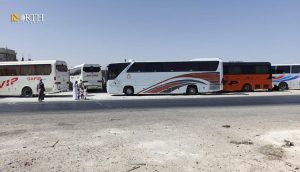 حافلات نقل متوقفة في استراحة على طريق الطبقة حمص - نورث برس / أرشيفية