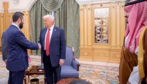 لقاء سابق بين الرئيس الأميركي دونالد ترامب ونظيره السوري أحمد الشرع بحضور ولي العهد السعودي