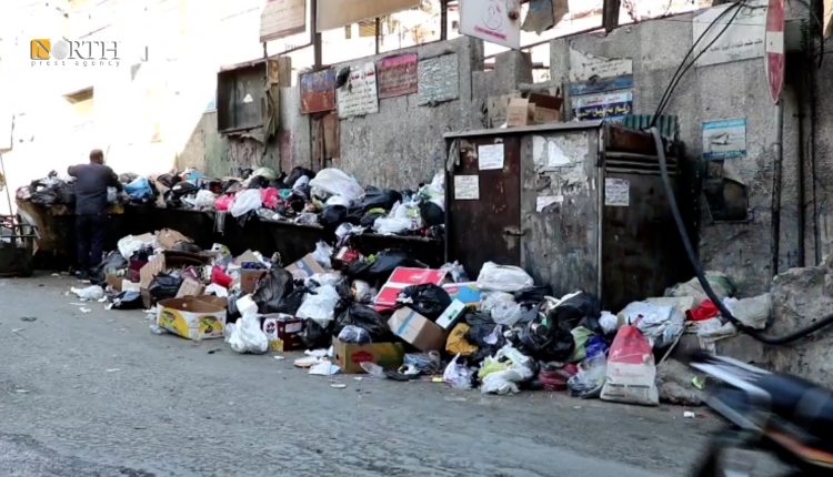 تجمع للقمامة في حي المزة بدمشق - نورث برس