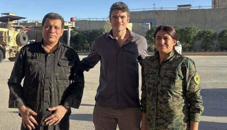 مدير المركز الوطني الأميركي لمكافحة الإرهاب جو كينت رفقة القيادة العامة لقوات سوريا الديمقراطية في شمالي سوريا