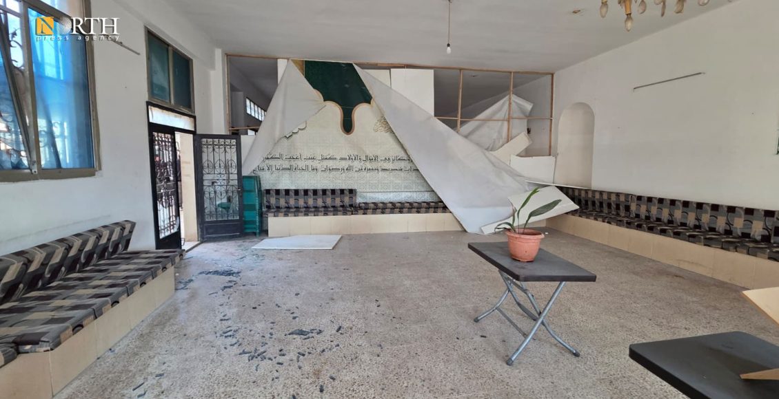 آثار الانفجار في مسجد الإمام علي بحي وادي الذهب بحمص (نورث برس)