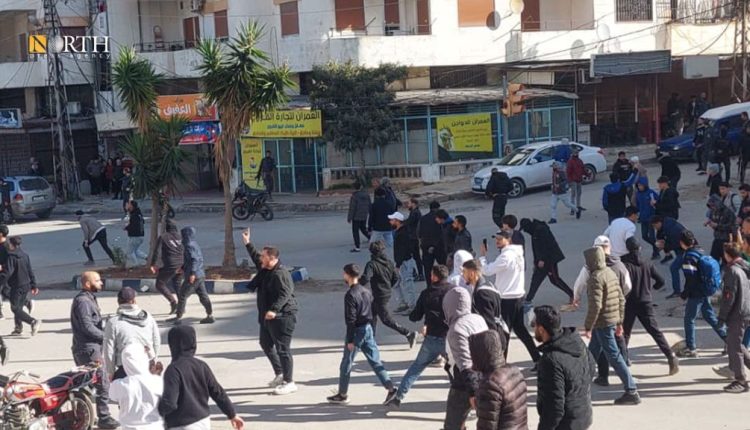 تعليق الصورة: توترات خلال مظاهرة في مدينة جبلة بريف اللاذقية - نورث برس