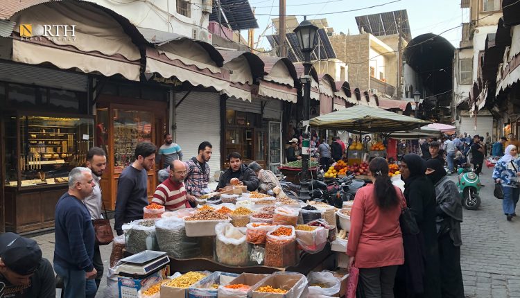 سكان في سوق شعبي وسط دمشق - نورث برس