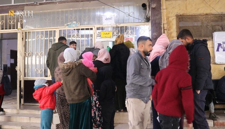 مراجعو أحد المشافي في كوباني – نورث برس
