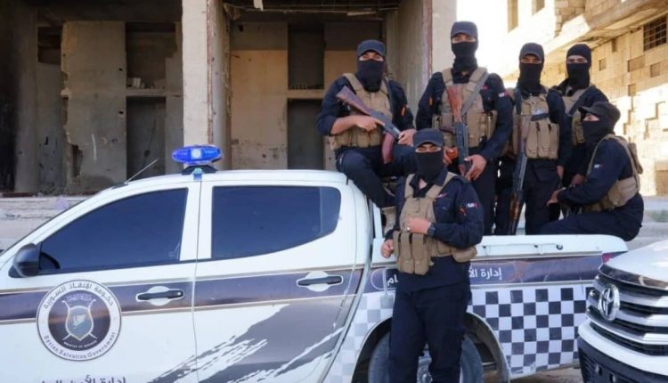 عناصر من الأمن الداخلي السوري خلال عملية إلقاء القبض على خلية لتنظيم «داعش» في ريف دمشق - الداخلية السورية