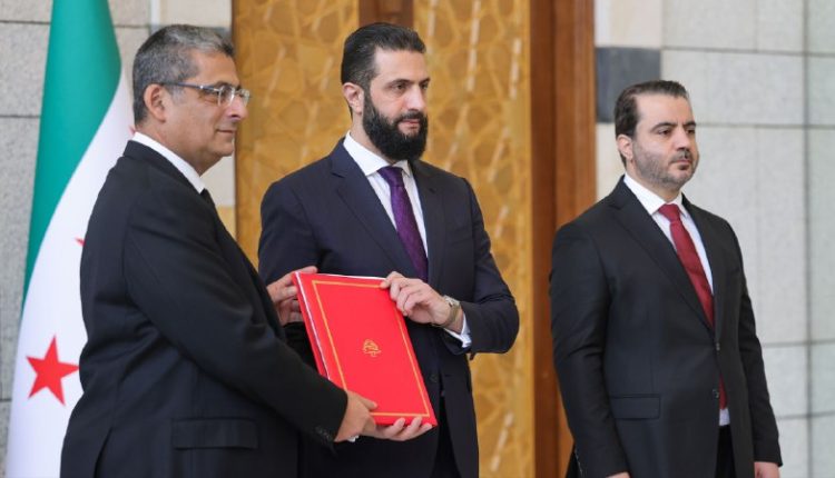 الرئيس الشرع يتقبل اعتماد السفير اللبناني هنري قسطون لدى سوريا- الرئاسة السورية