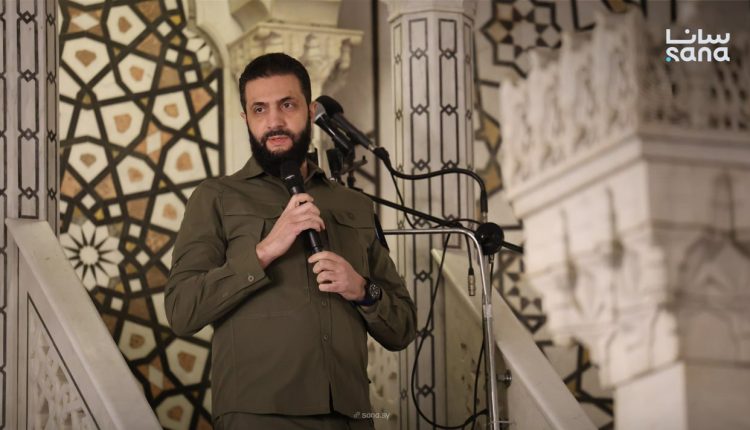 الرئيس السوري أحمد الشرع بعد صلاة الفجر في المسجد الأموي الكبير بدمشق