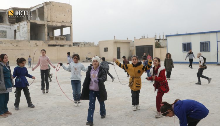 طلاب في باحة مدرسة في ريف حماة - نورث برس