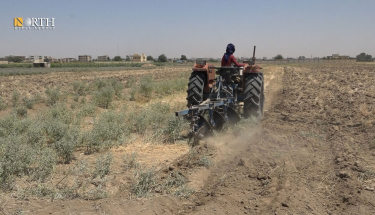 جرار زراعي بمنطقة الدهموش بريف الرقة الجنوبي - نورث برس