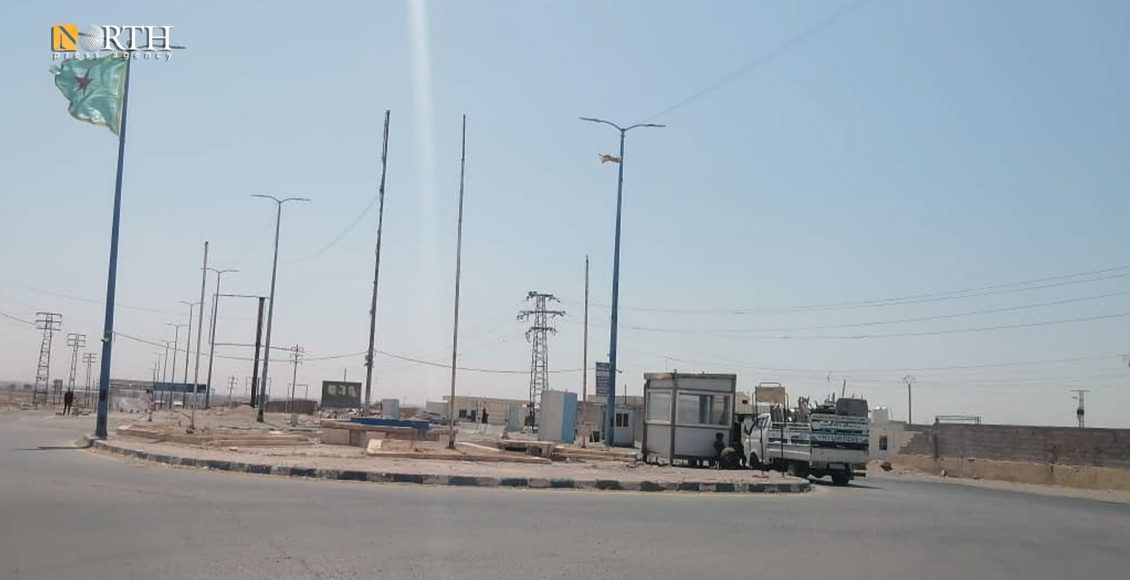 الطريق العام عند مدخل بلدة الصالحية بريف دير الزور الشرقي - نورث برس