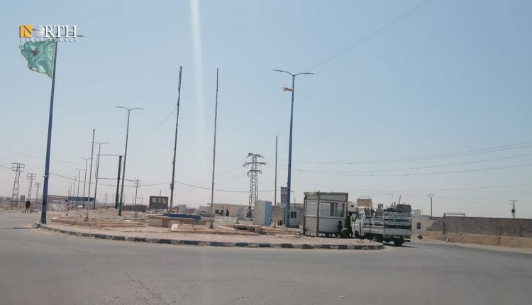 الطريق العام عند مدخل بلدة الصالحية بريف دير الزور الشرقي - نورث برس