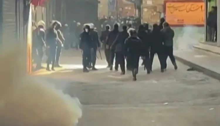 عناصر أمن إيرانيين يطلقون غازات على محتجين على الأوضاع الاقتصادية - رويترز