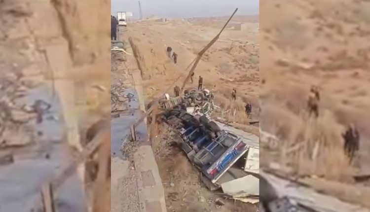 آثار الحادث الذي وقع بين شاحنتين على طريق دمشق – دير الزور