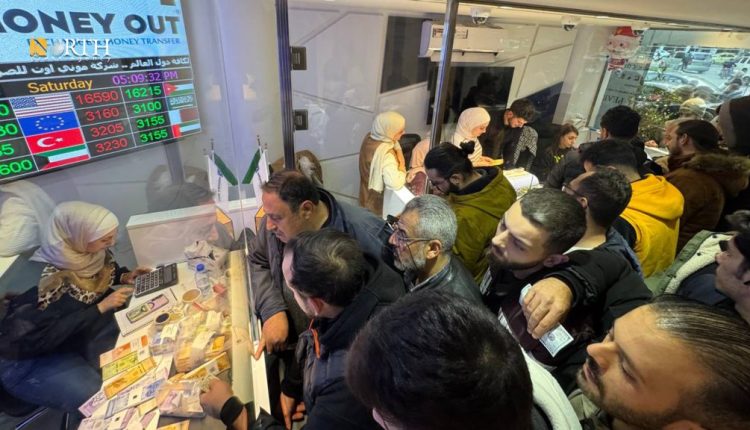 توافد سكان إلى محلات صرافة في دمشق لاستبدال أموالهم بالعملة السورية الجديدة - نورث برس