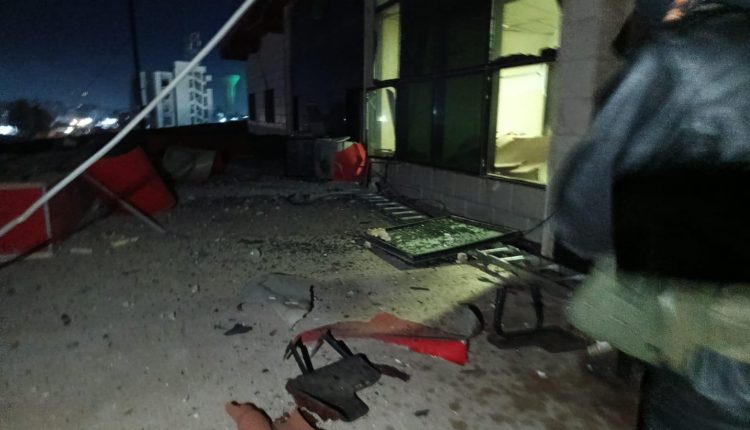 آثار قصف استهدف نقطة أمنية في القامشلي