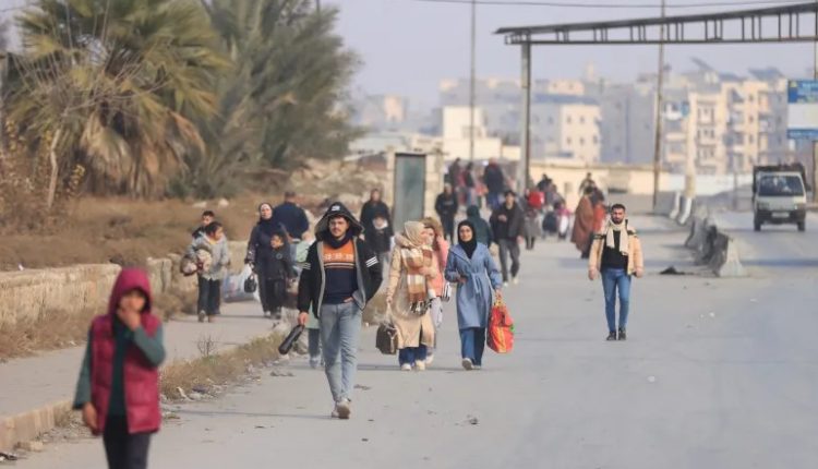 حركة نزوح من حيي الأشرفية والشيخ مقصود بحلب نتيجة الاشتباكات بين قسد والقوات الحكومية